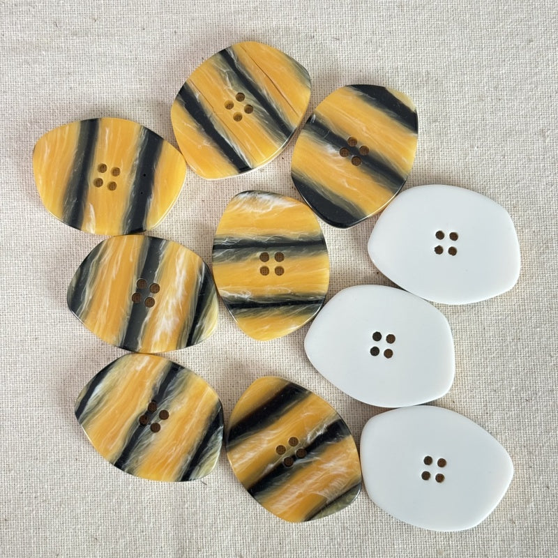Boutons en résine irrégulier Rayures noires sur fond orange - 30×23mm