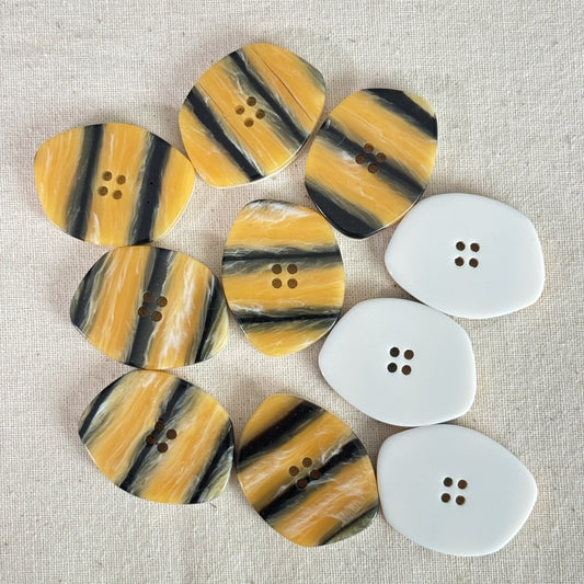 Boutons en résine irrégulier Rayures noires sur fond orange - 30×23mm
