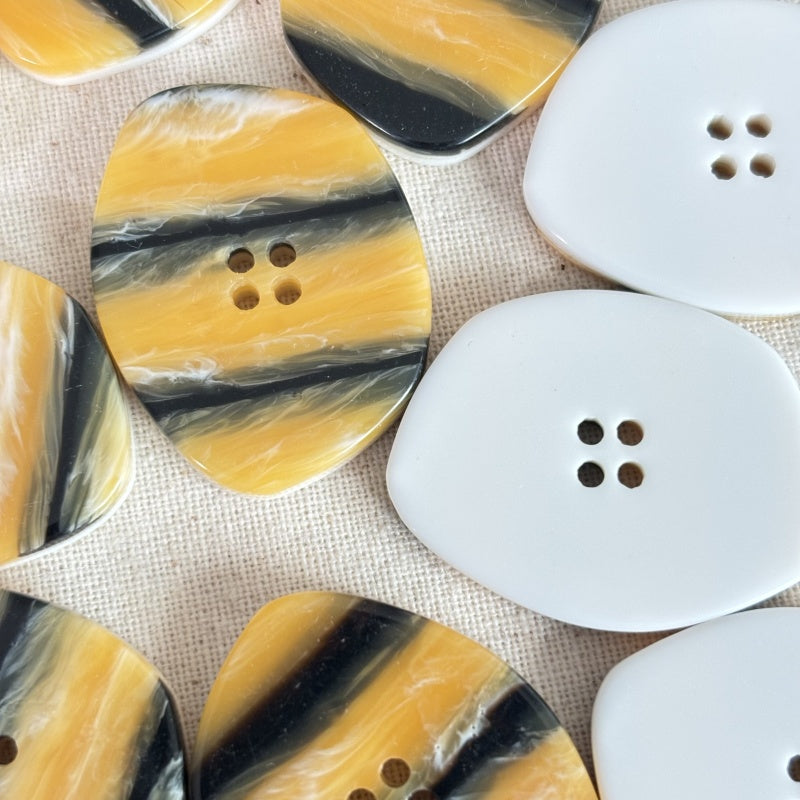Boutons en résine irrégulier Rayures noires sur fond orange - 30×23mm
